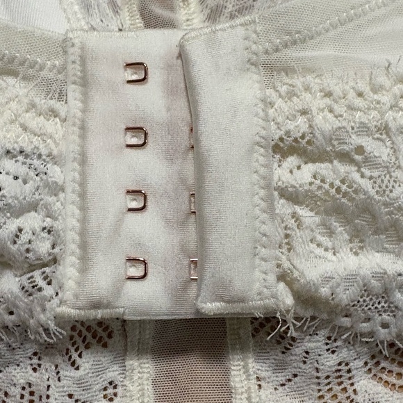 Elegant White Lace Bralette - Picture 3 of 6